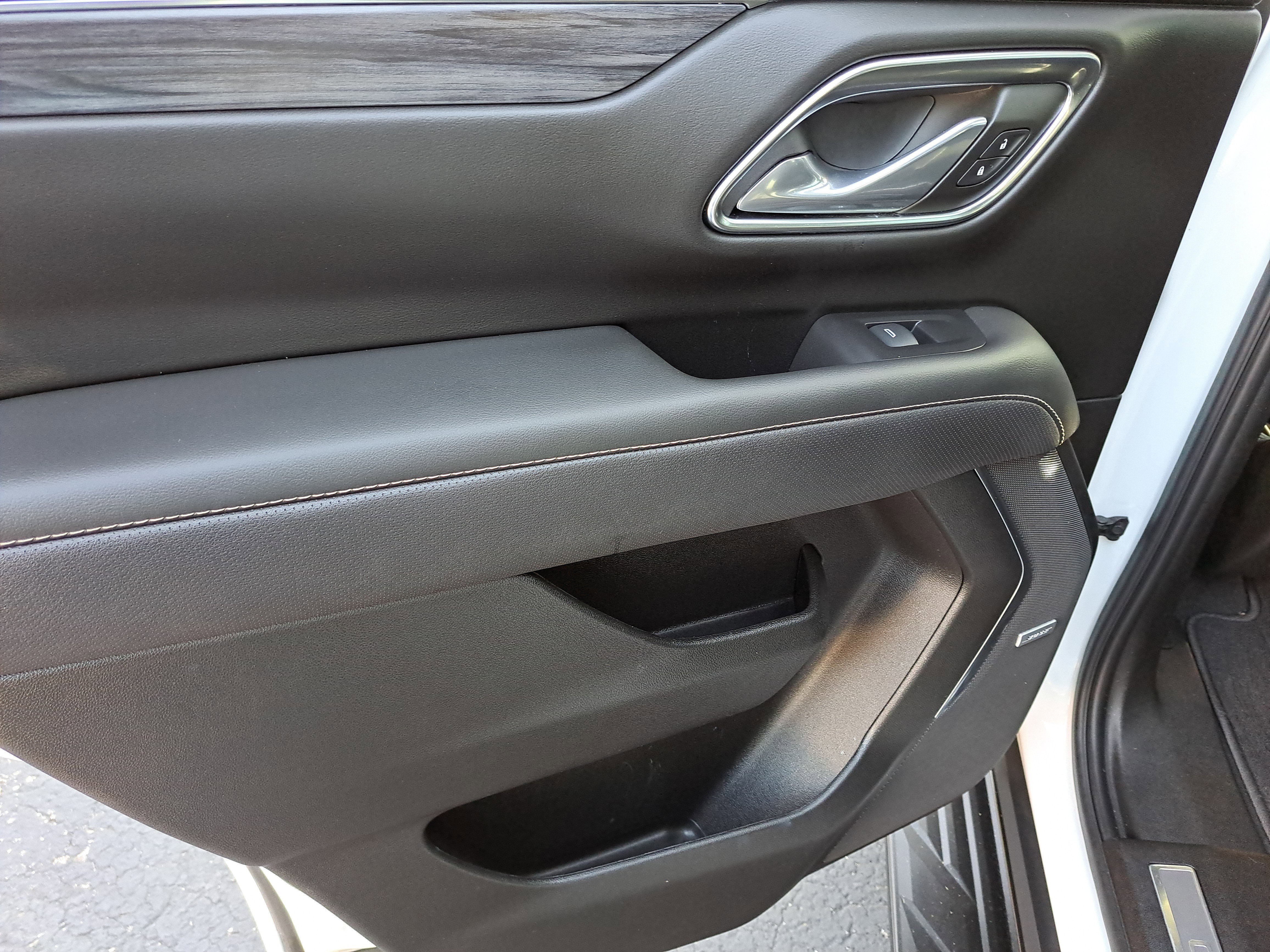 Used 2023 GMC Yukon SLT w/ SLT Premium Package image 11