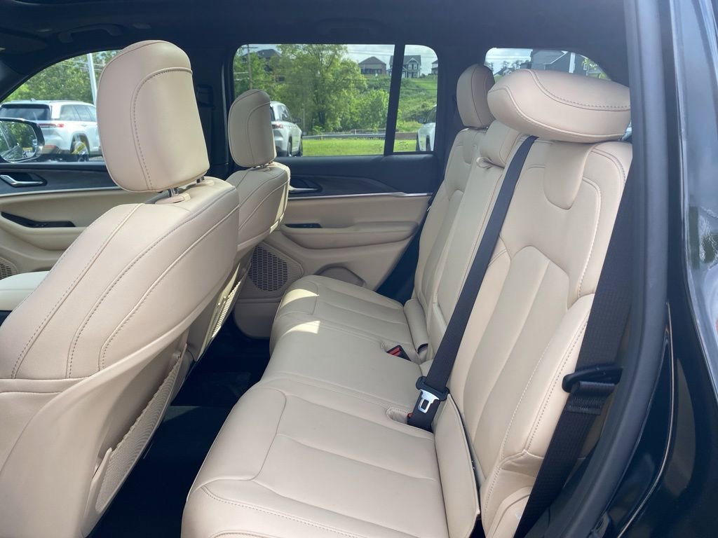 New 2025 Jeep Grand Cherokee Limited w/ Black Appearance Package image 19