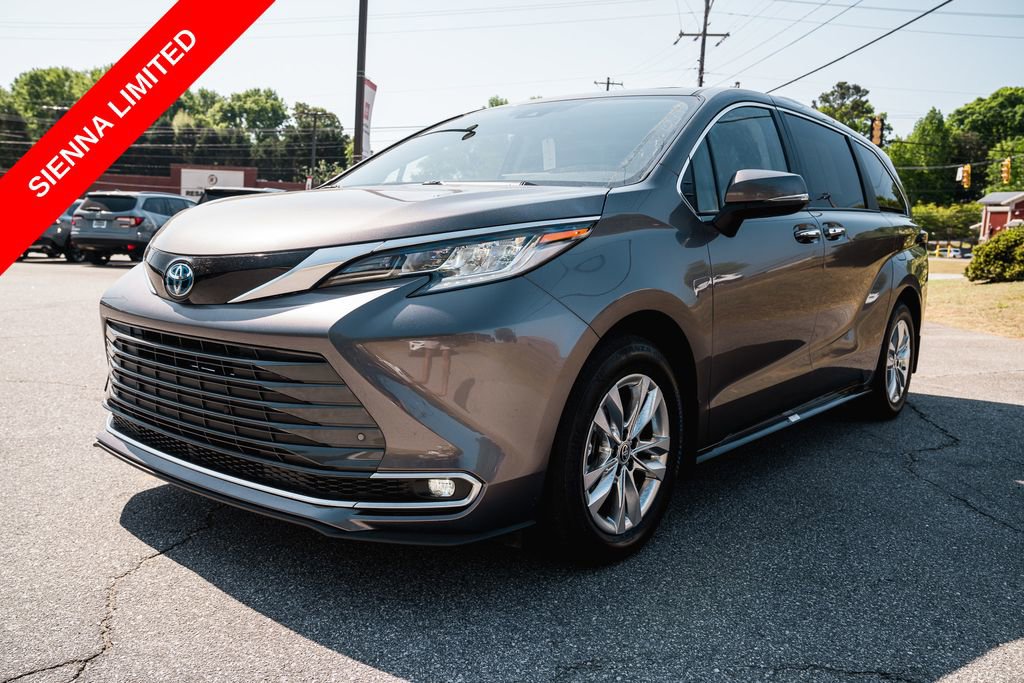 Certified 2023 Toyota Sienna Limited FWD image 3