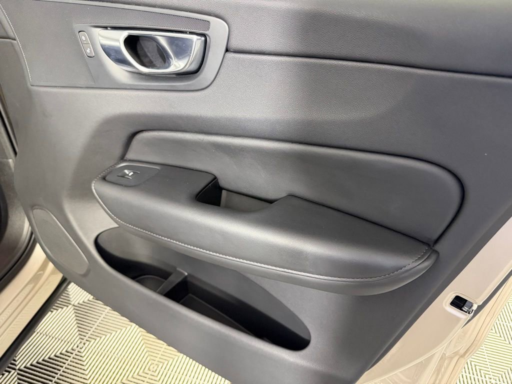 Used 2025 Volvo XC60 B5 Plus image 18