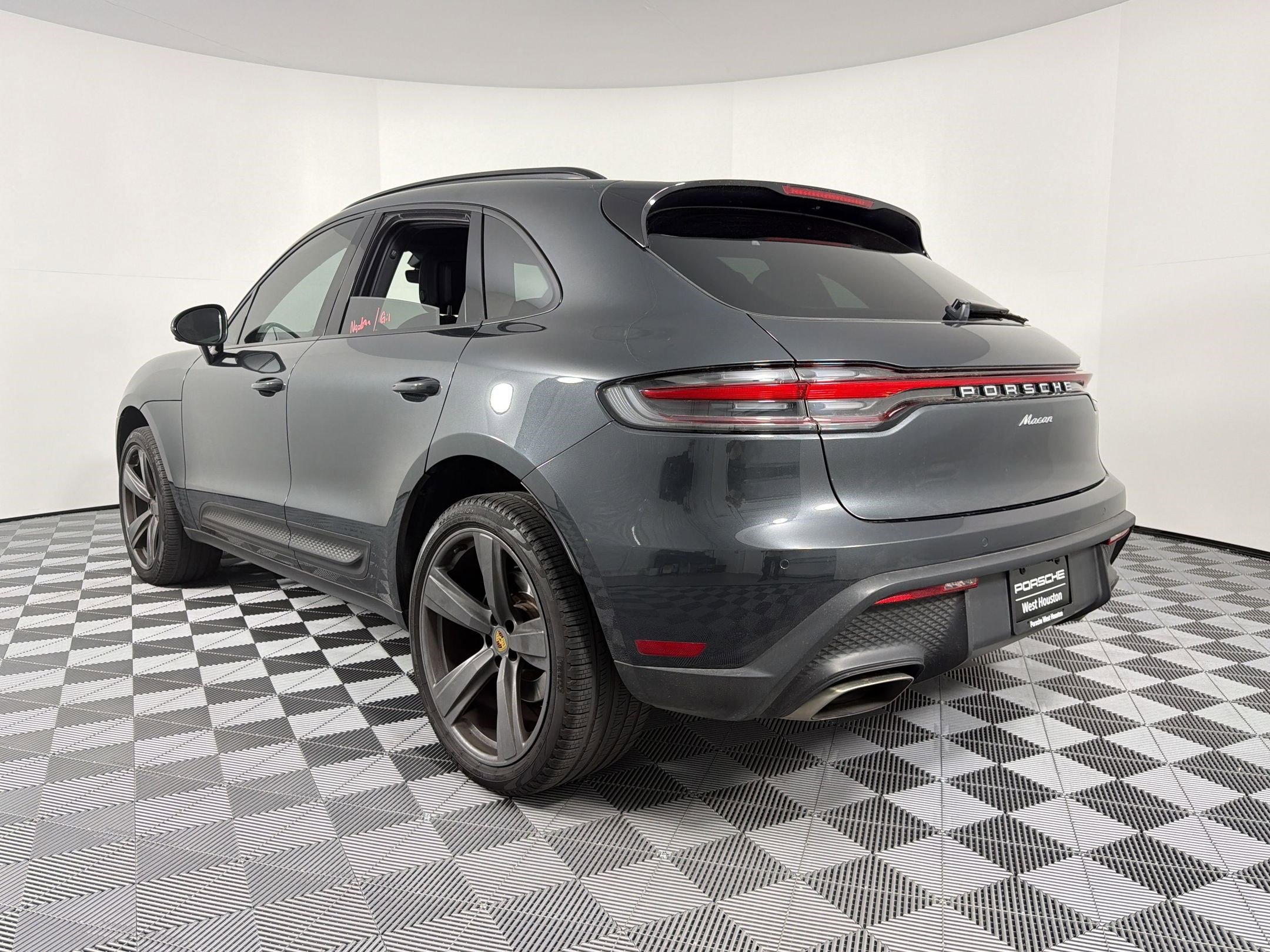 Certified 2023 Porsche Macan image 3