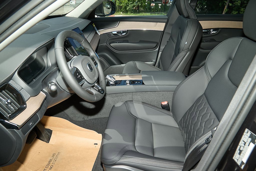 New 2025 Volvo XC90 B6 Plus w/ Protection Package image 17