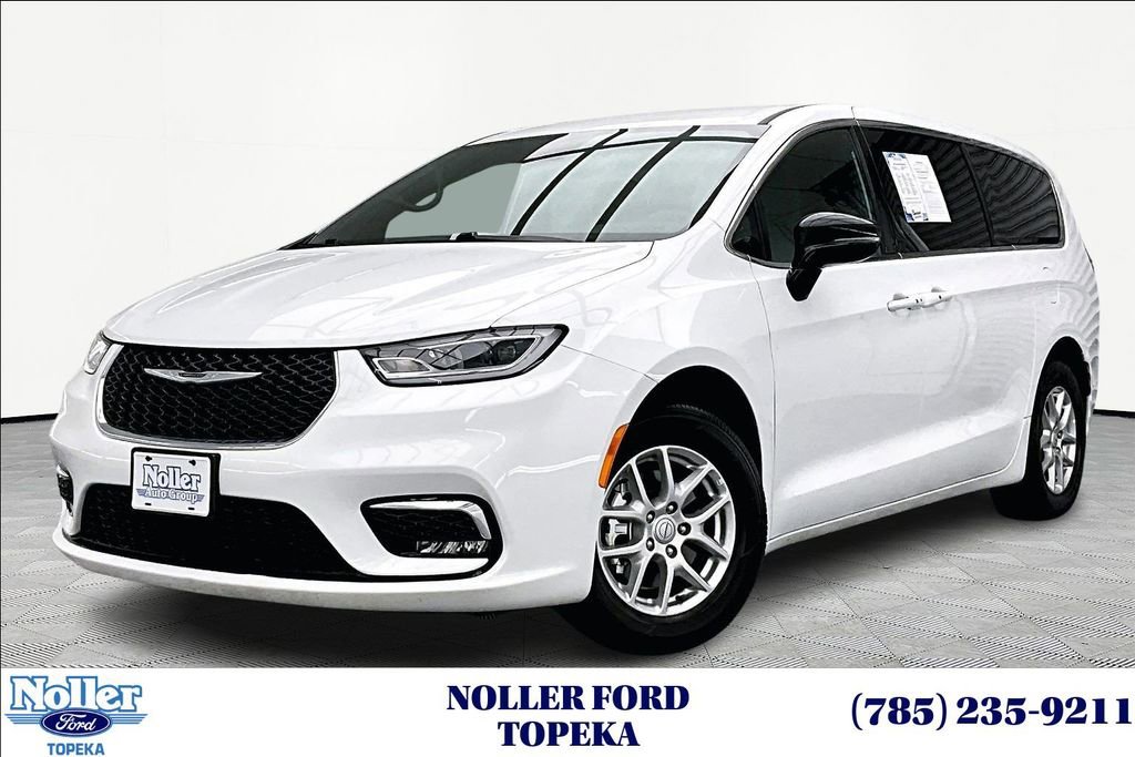 Used 2025 Chrysler Pacifica Select image 1