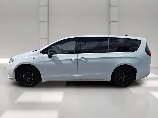 Used 2024 Chrysler Pacifica Limited FWD image 2