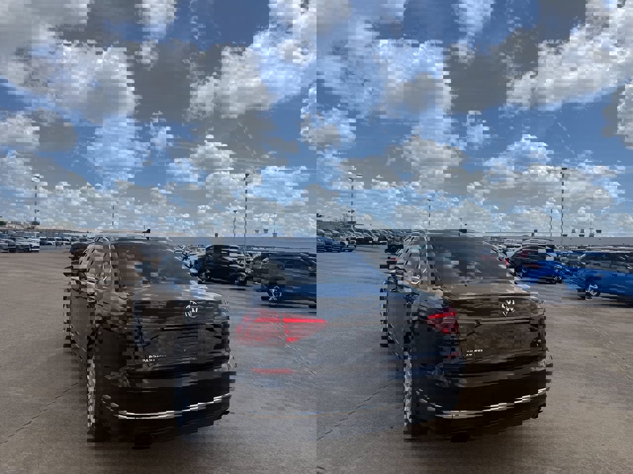 Used 2018 Volkswagen Passat 3.6 SEL Premium image 16