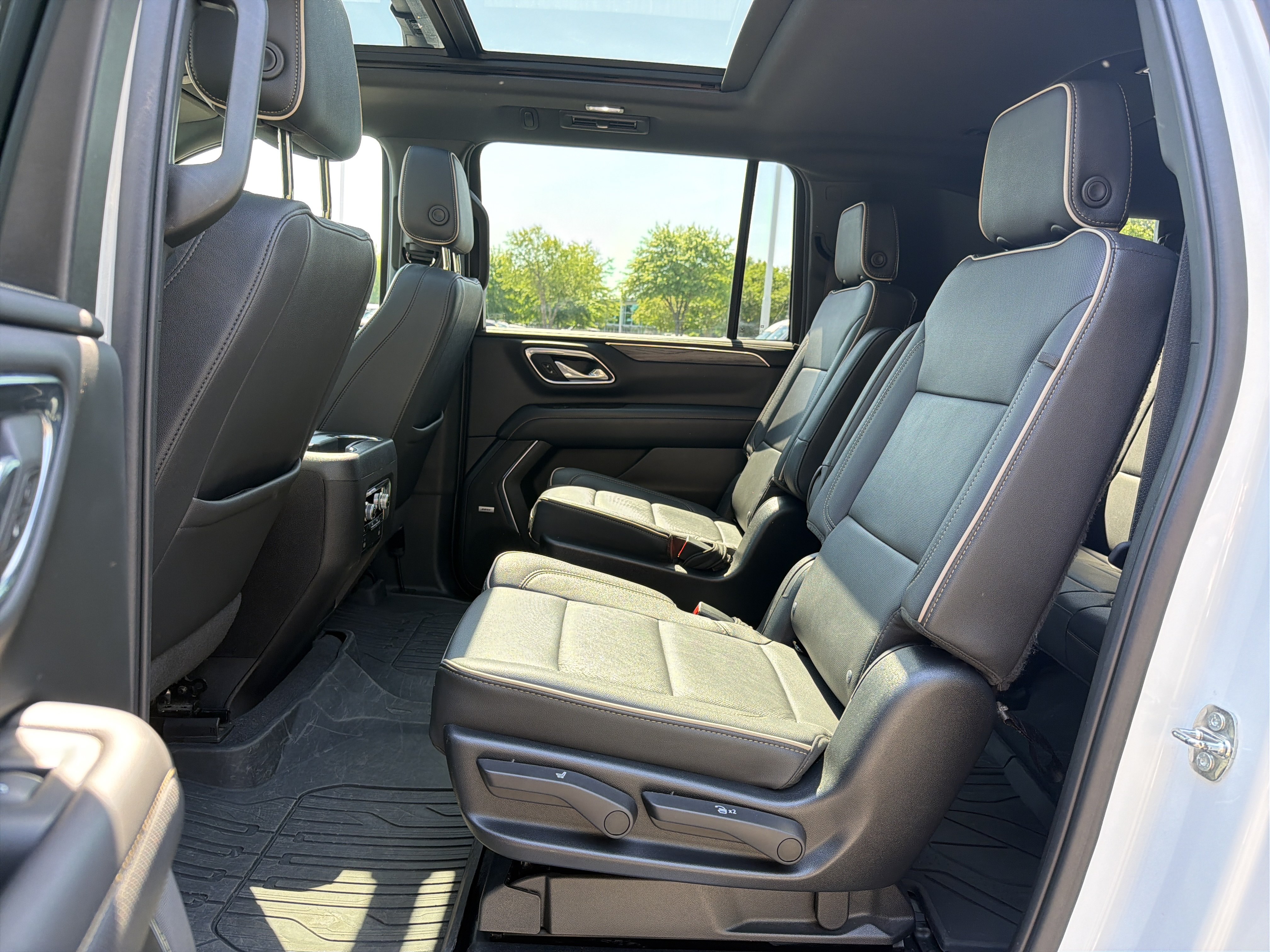 Used 2023 GMC Yukon XL SLT w/ SLT Luxury Package AWD/4WD image 32