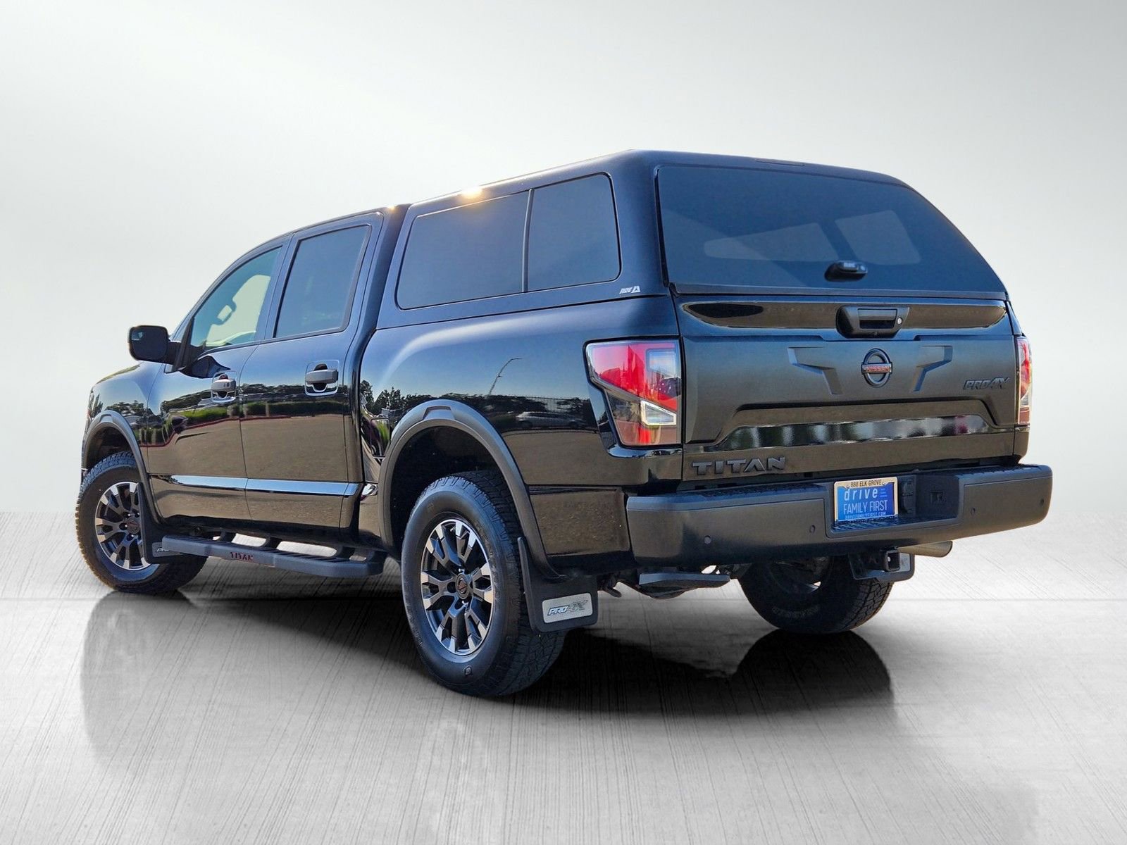 Used 2021 Nissan Titan PRO-4X w/ Pro-4x Convenience Package AWD/4WD image 9
