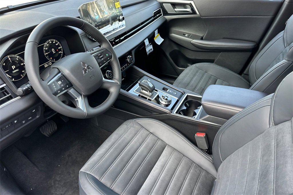 New 2025 Mitsubishi Outlander SE image 11
