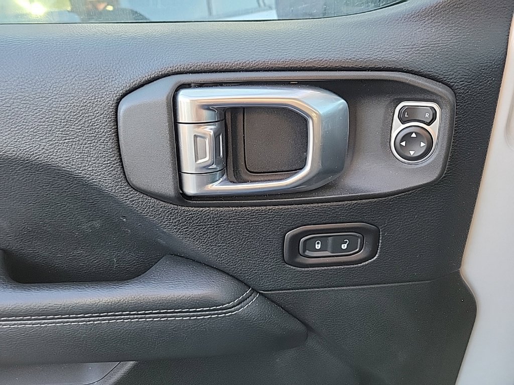 Used 2018 Jeep Wrangler Unlimited Sahara AWD/4WD image 12