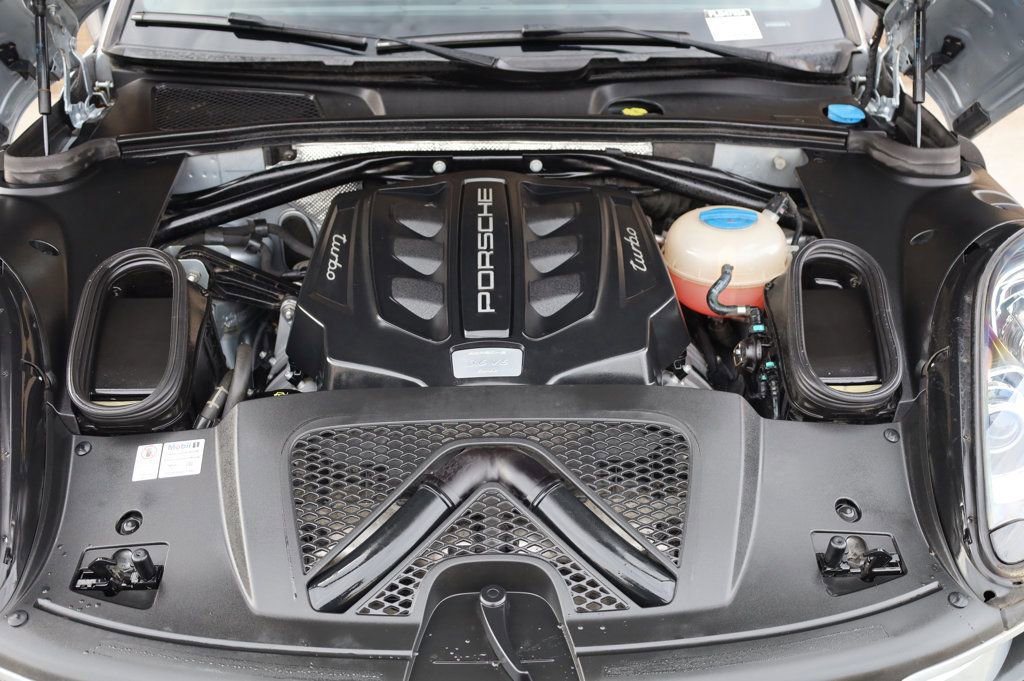 Used 2015 Porsche Macan Turbo image 10