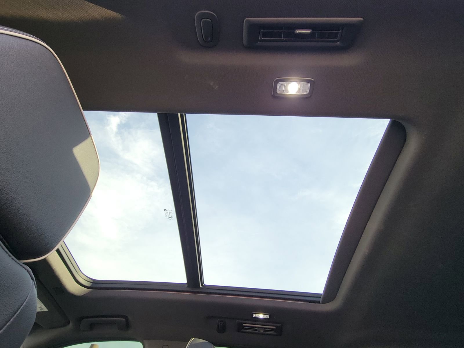 Used 2022 GMC Yukon SLT w/ SLT Premium Package image 11