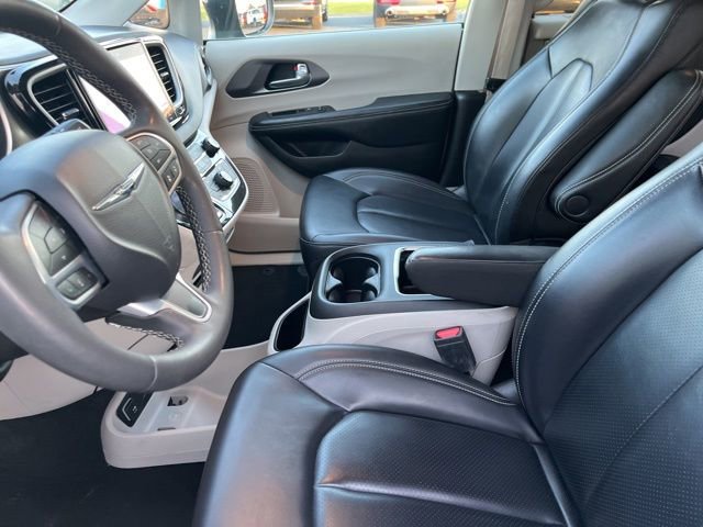 Used 2023 Chrysler Pacifica Touring-L image 9