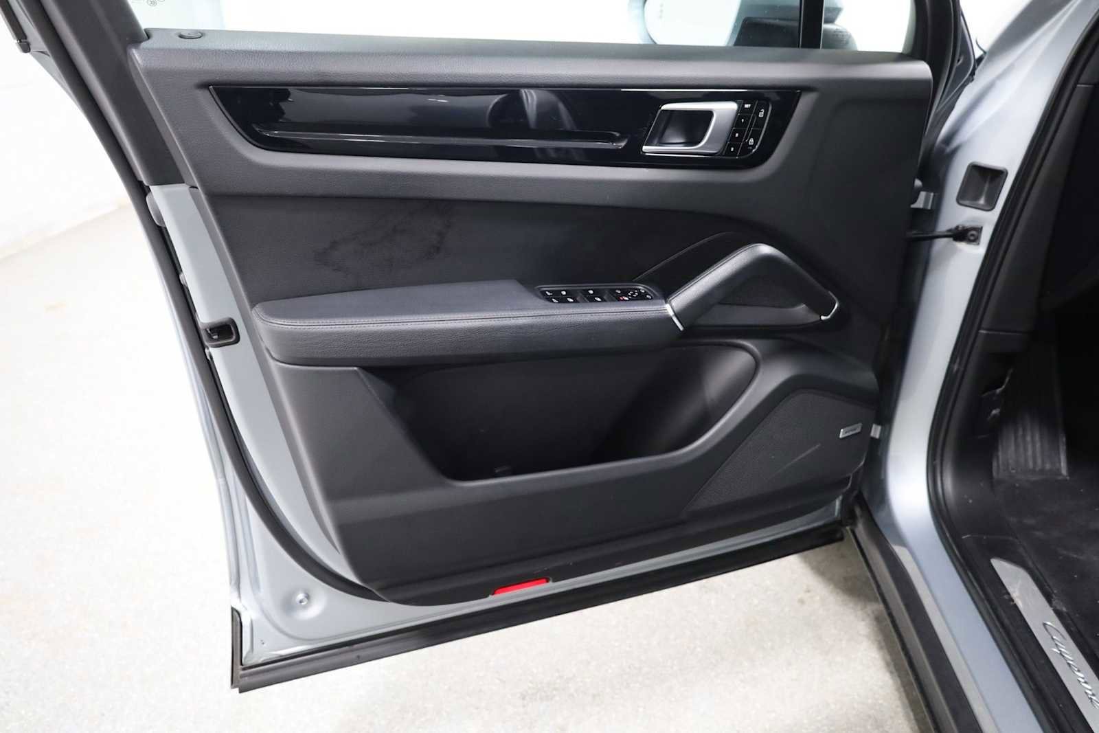 Used 2021 Porsche Cayenne image 16