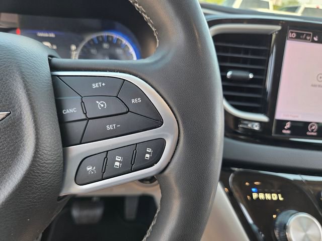Used 2023 Chrysler Pacifica Touring-L FWD image 25