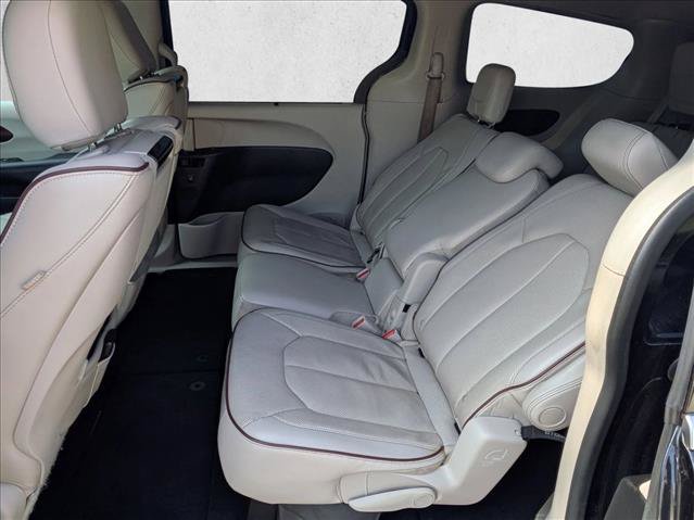 Used 2017 Chrysler Pacifica Limited w/ UConnect Theater Package FWD image 19