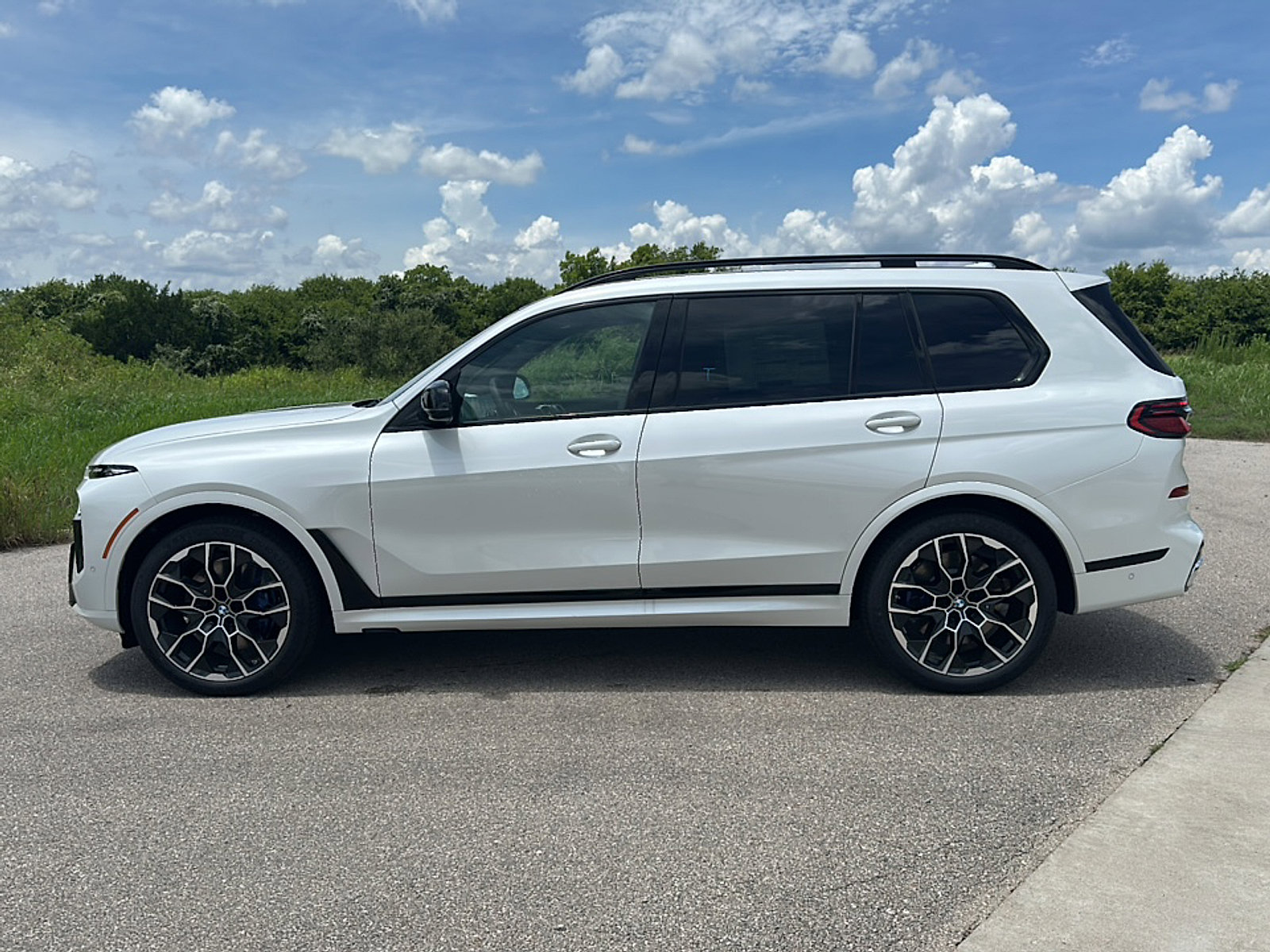 New 2026 BMW X7 M60i image 5