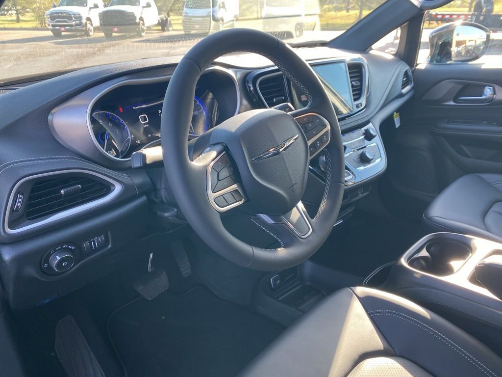 New 2026 Chrysler Pacifica Select image 13