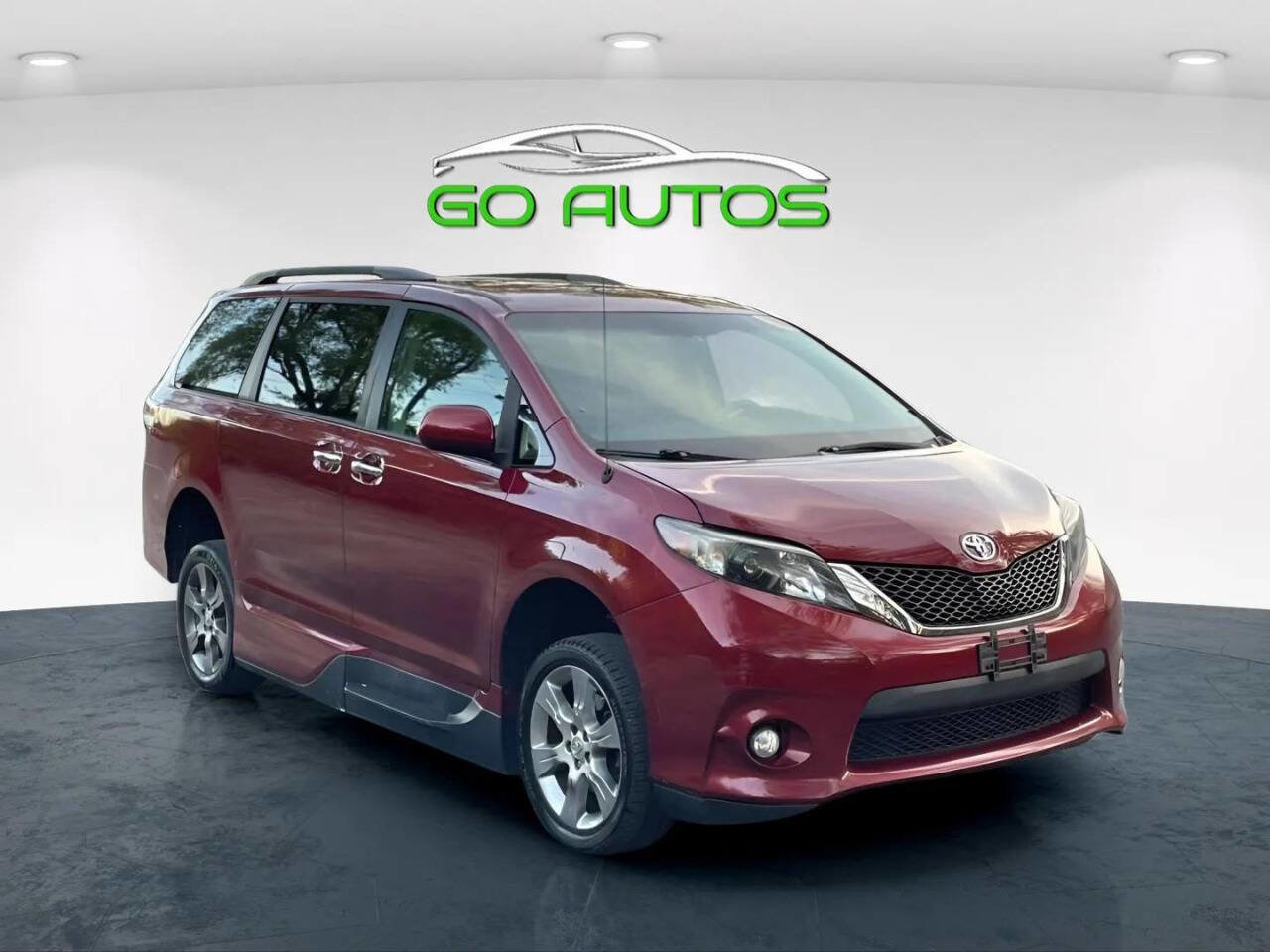 Used 2014 Toyota Sienna SE image 10
