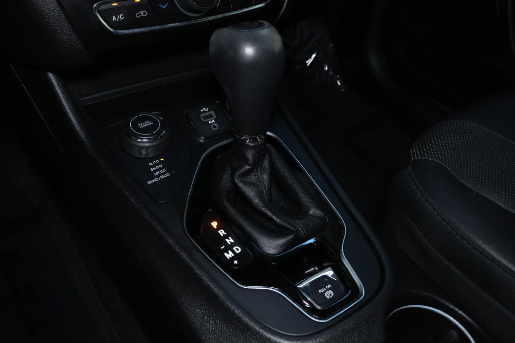 Used 2019 Jeep Cherokee Limited AWD/4WD image 36