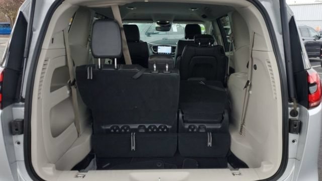 Used 2024 Chrysler Pacifica Touring-L FWD image 25
