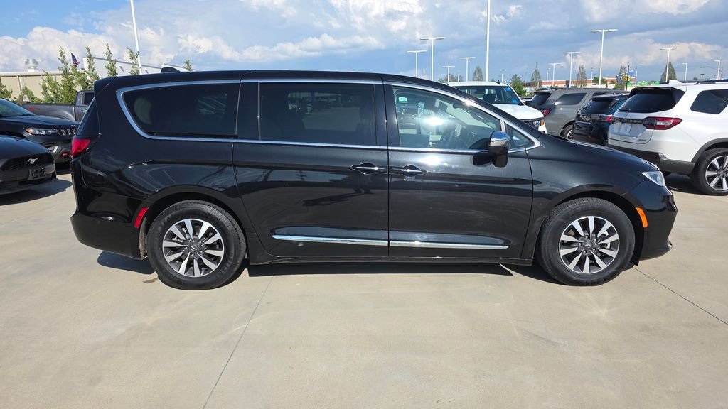 Used 2022 Chrysler Pacifica Limited image 6