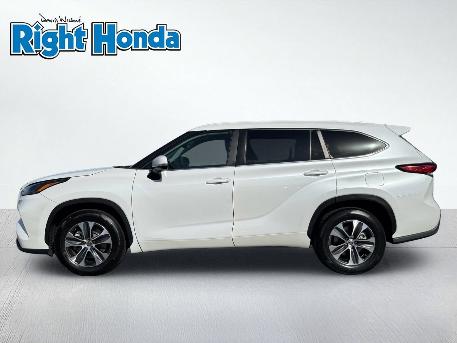 Used 2023 Toyota Highlander XLE FWD image 3