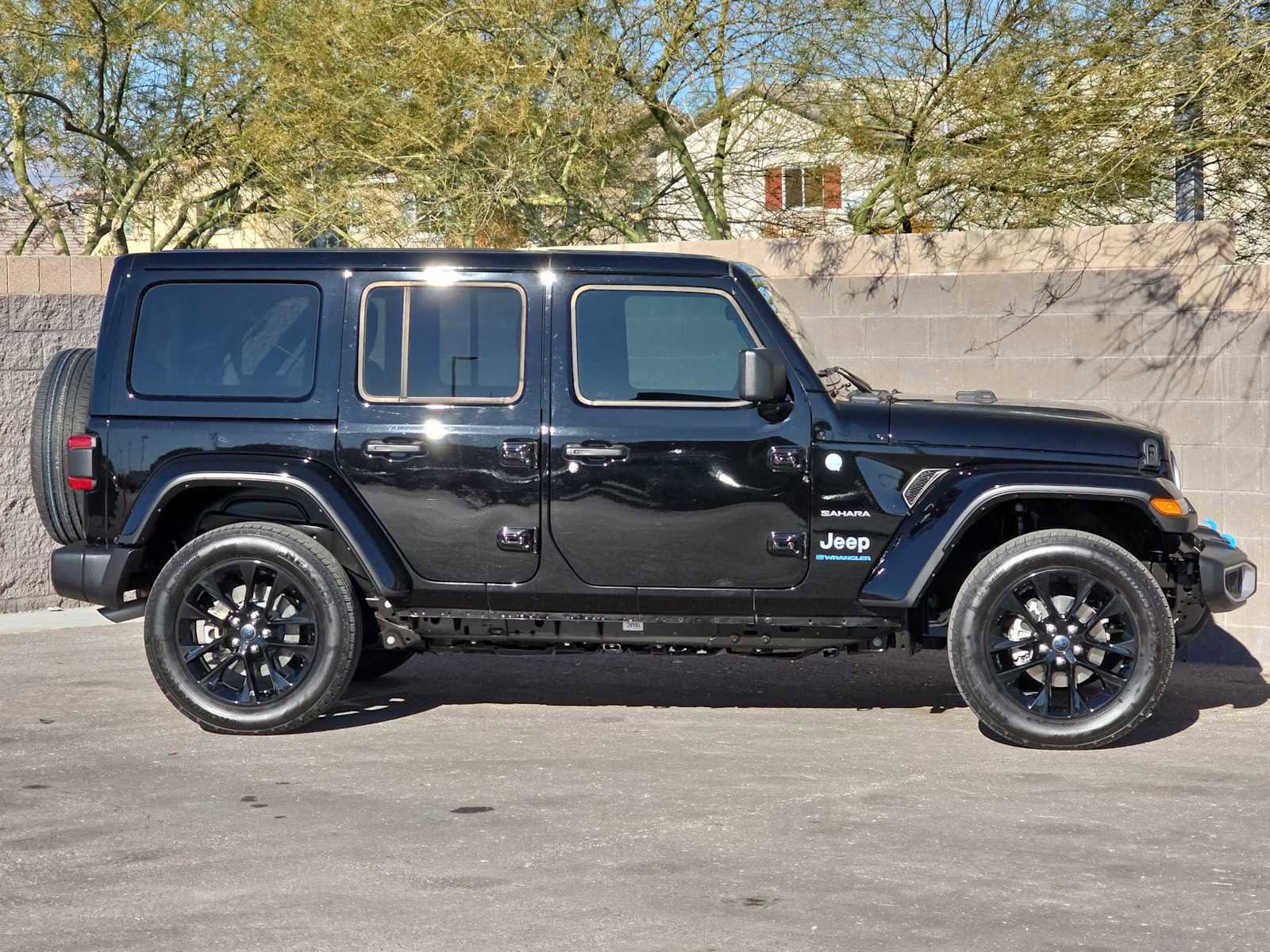 Used 2024 Jeep Wrangler Sahara w/ Safety Group image 10