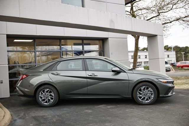 New 2026 Hyundai Elantra Hybrid FWD image 3