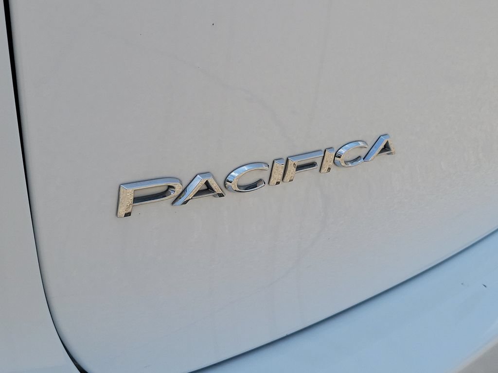 Used 2023 Chrysler Pacifica Touring-L FWD image 6