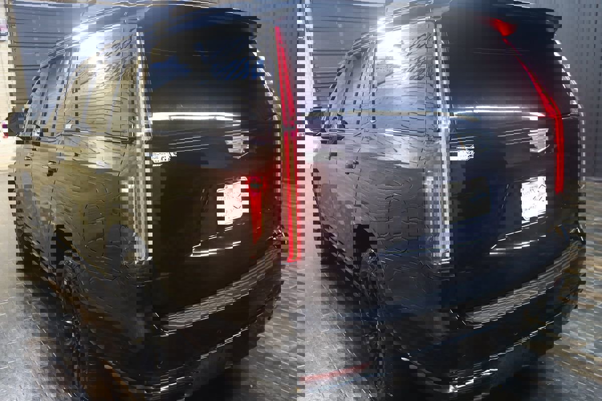 Used 2022 Cadillac Escalade Sport Platinum w/ LPO, ONYX Package image 3