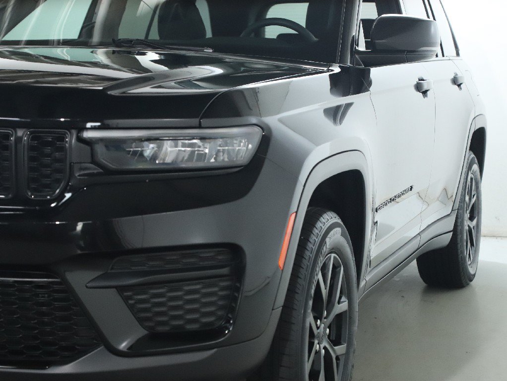 Used 2025 Jeep Grand Cherokee Altitude AWD/4WD image 4