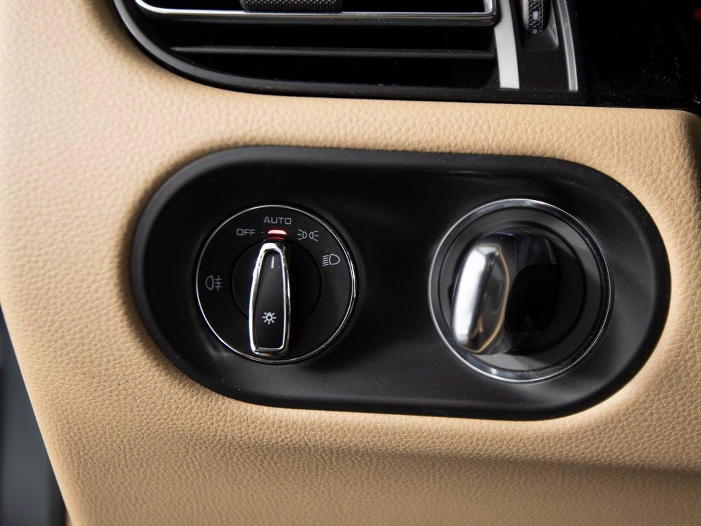 Certified 2021 Porsche Macan AWD/4WD image 29