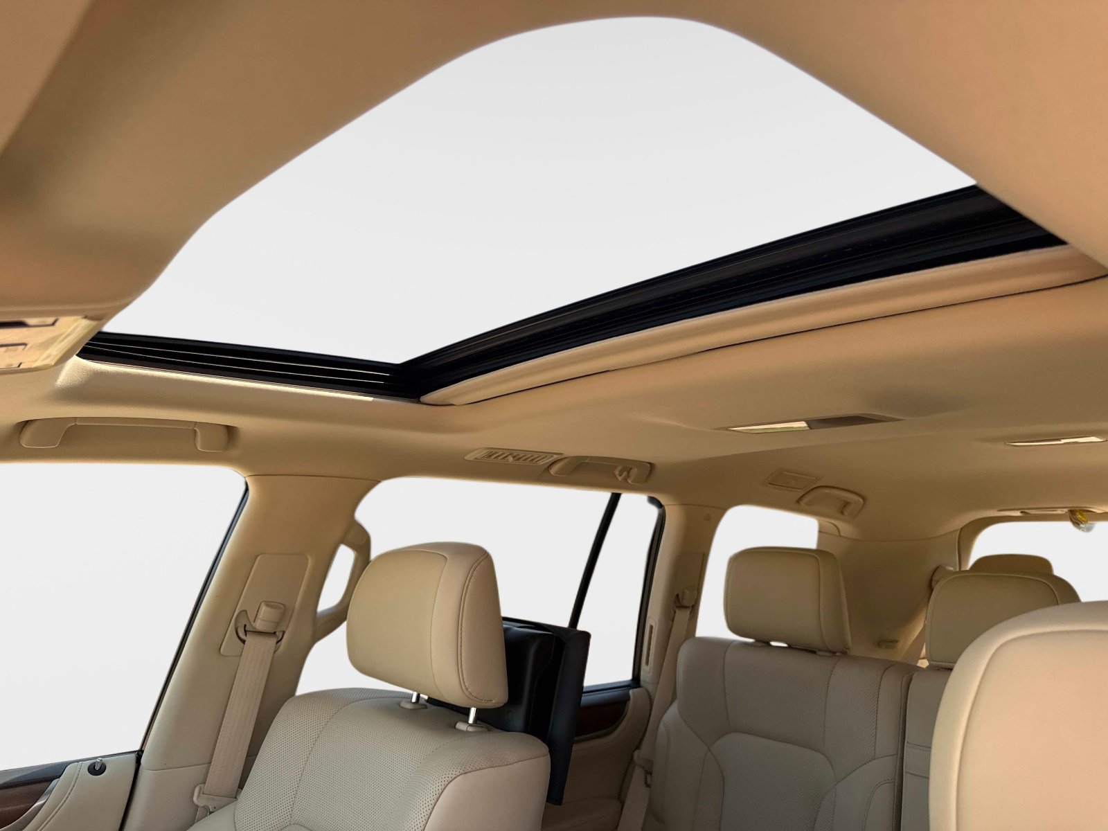 Used 2020 Lexus LX 570 4WD w/ 3rd Row & Luxury Pkg image 27