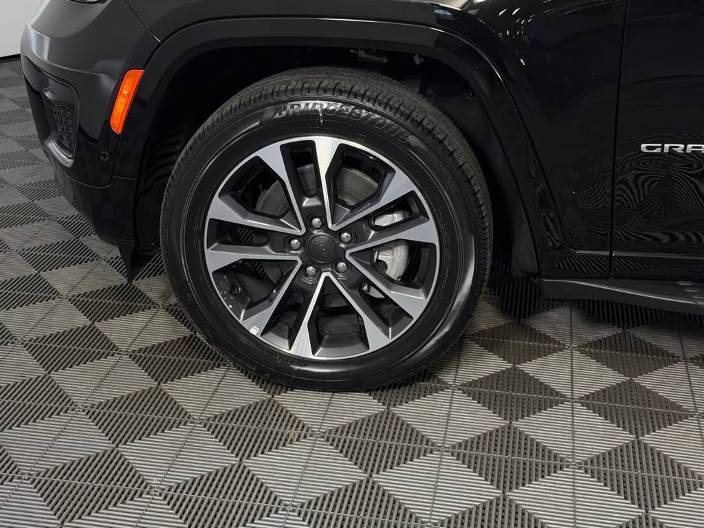 Used 2025 Jeep Grand Cherokee L Overland w/ Trailer Tow Package AWD/4WD image 11