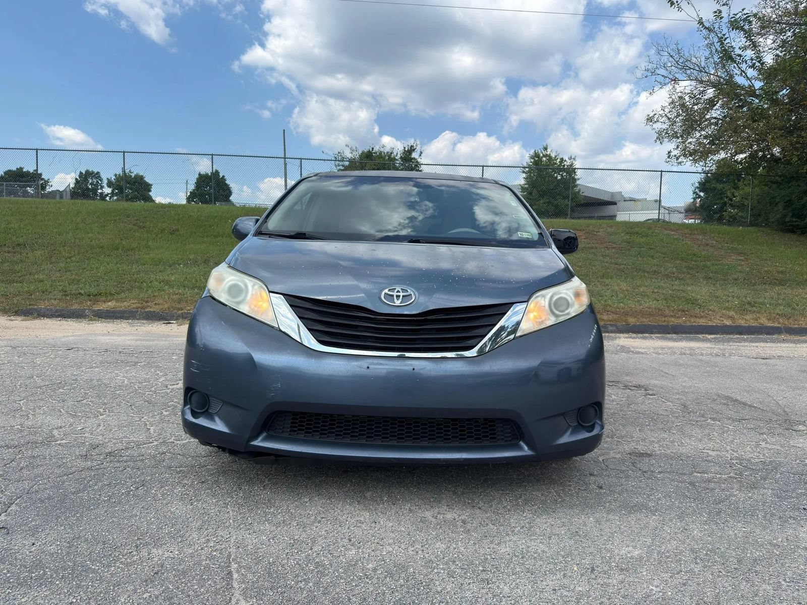 Used 2013 Toyota Sienna LE w/ Towing Pkg FWD image 3