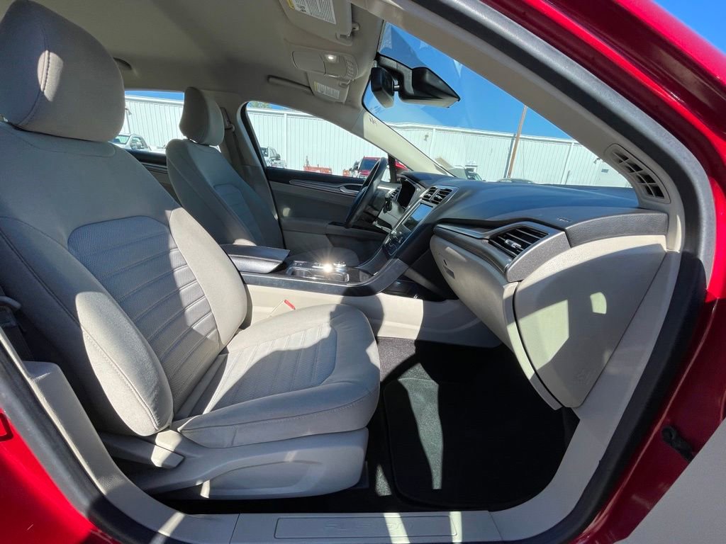 Used 2020 Ford Fusion SE image 22