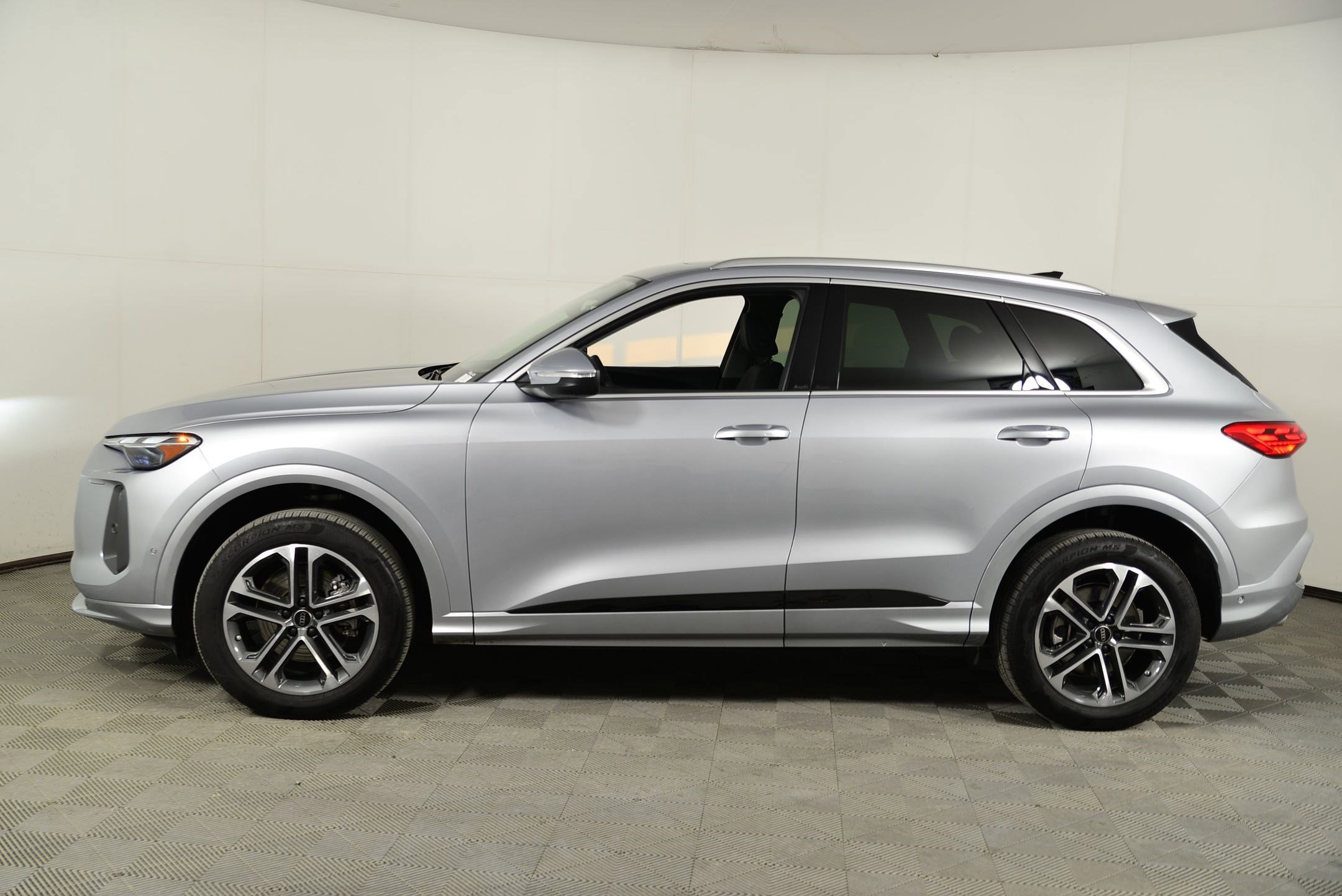 Used 2025 Audi Q5 Premium w/ Convenience Package image 2