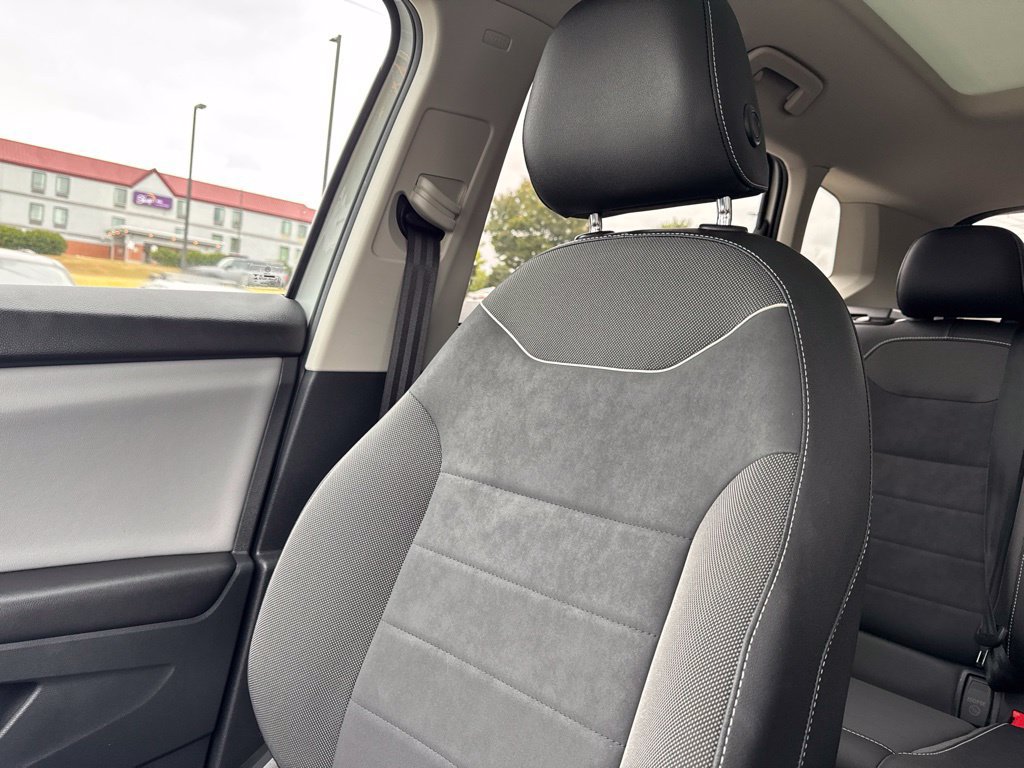 Used 2023 Volkswagen Taos SE w/ Panoramic Sunroof Package FWD image 22