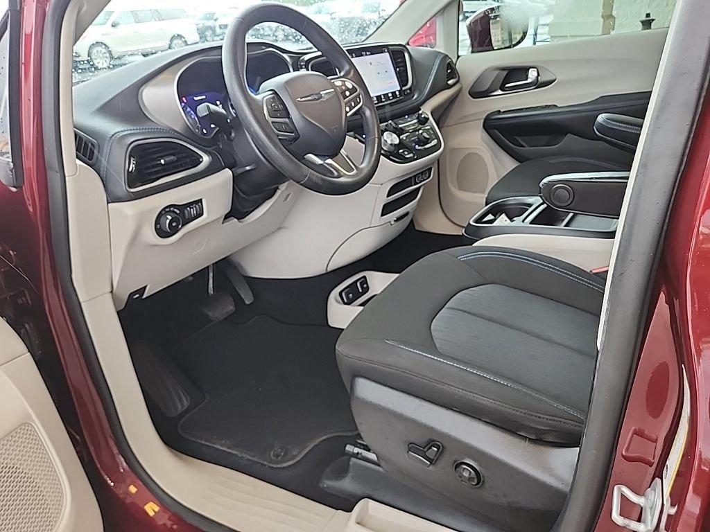 Used 2021 Chrysler Pacifica Touring FWD image 29