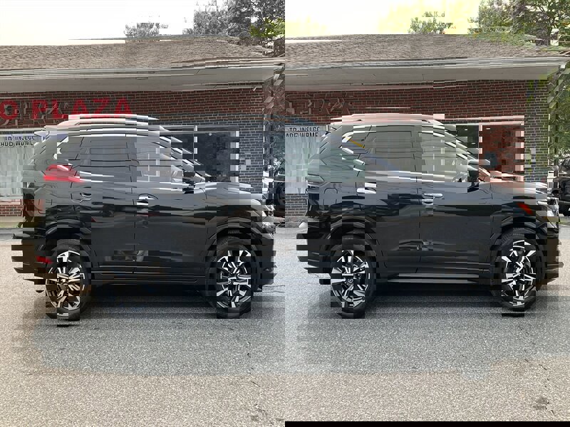 Used 2019 Nissan Rogue SV w/ Premium Package image 4