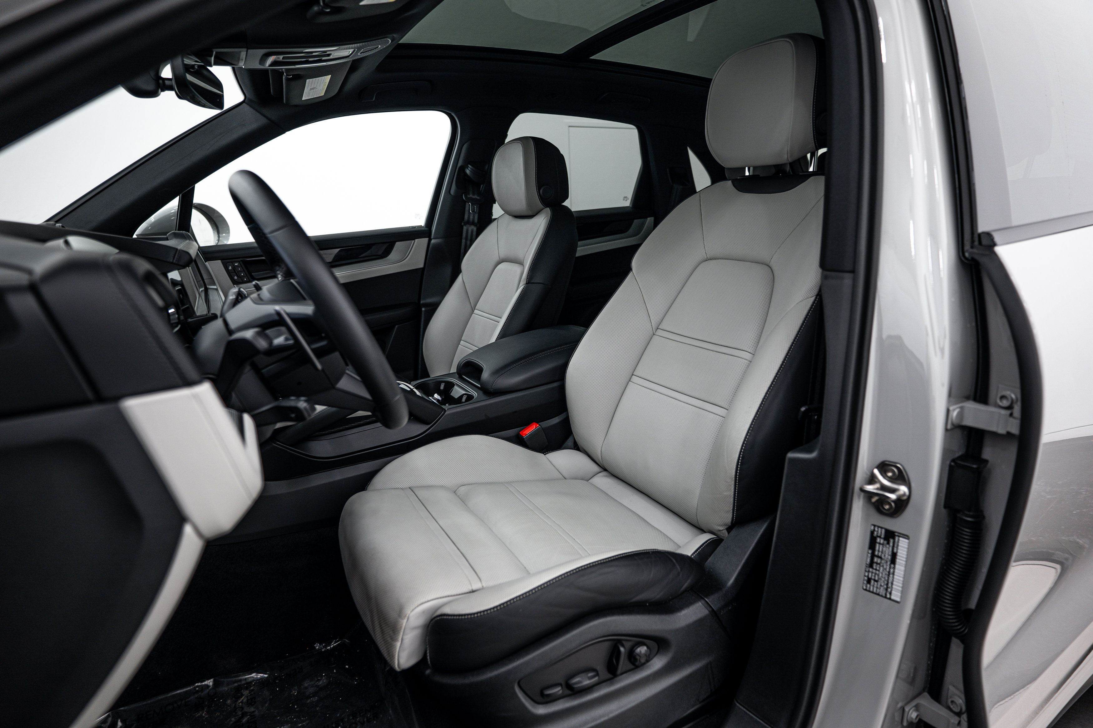 Certified 2025 Porsche Cayenne S AWD/4WD image 5
