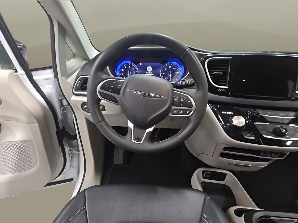 Used 2024 Chrysler Pacifica Touring-L image 23