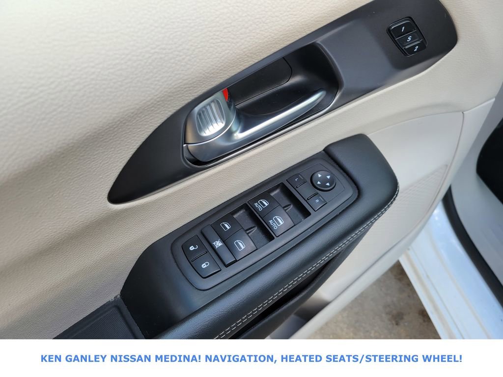 Used 2024 Chrysler Pacifica Select image 38