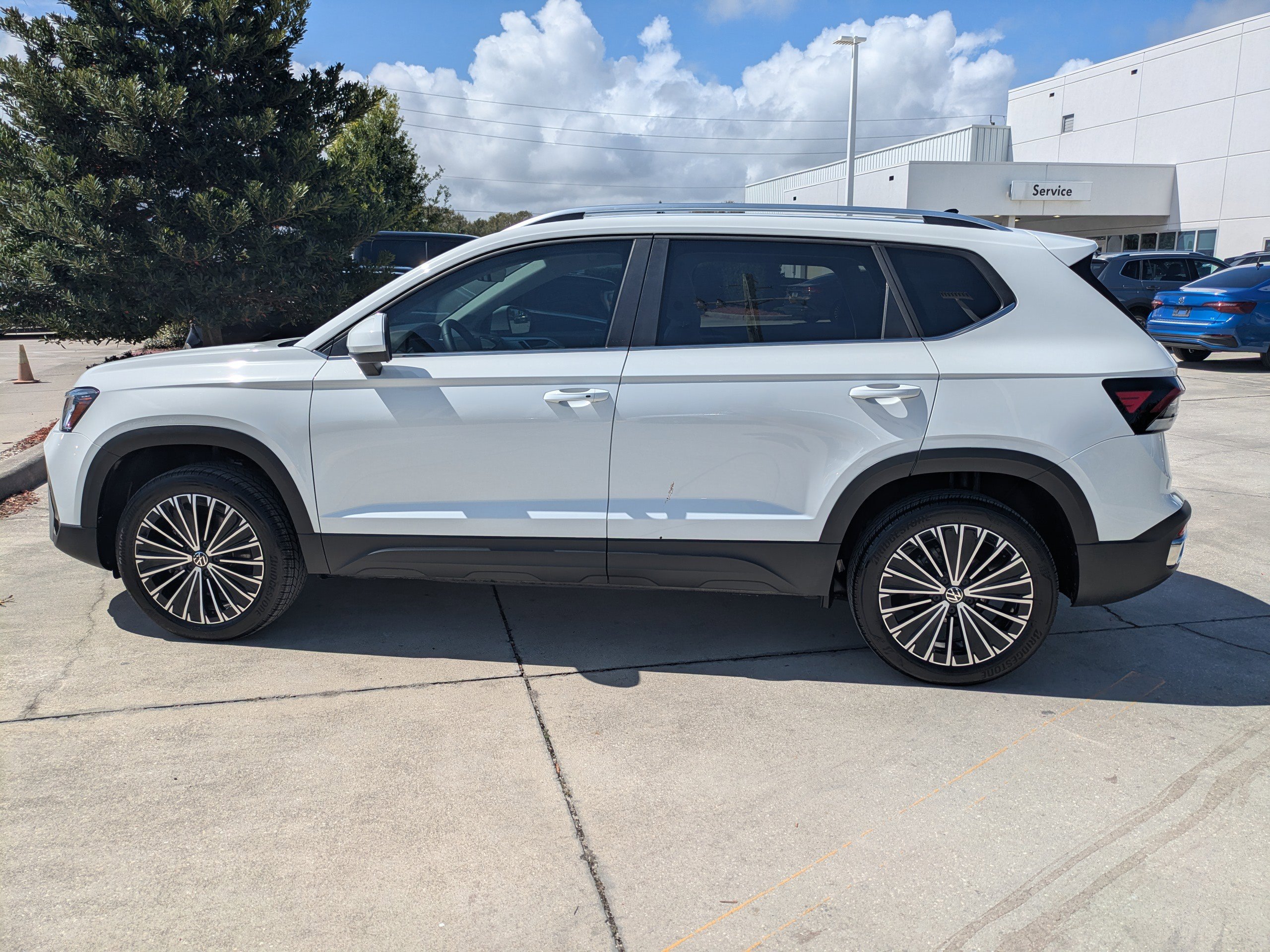 Certified 2025 Volkswagen Taos SE image 7