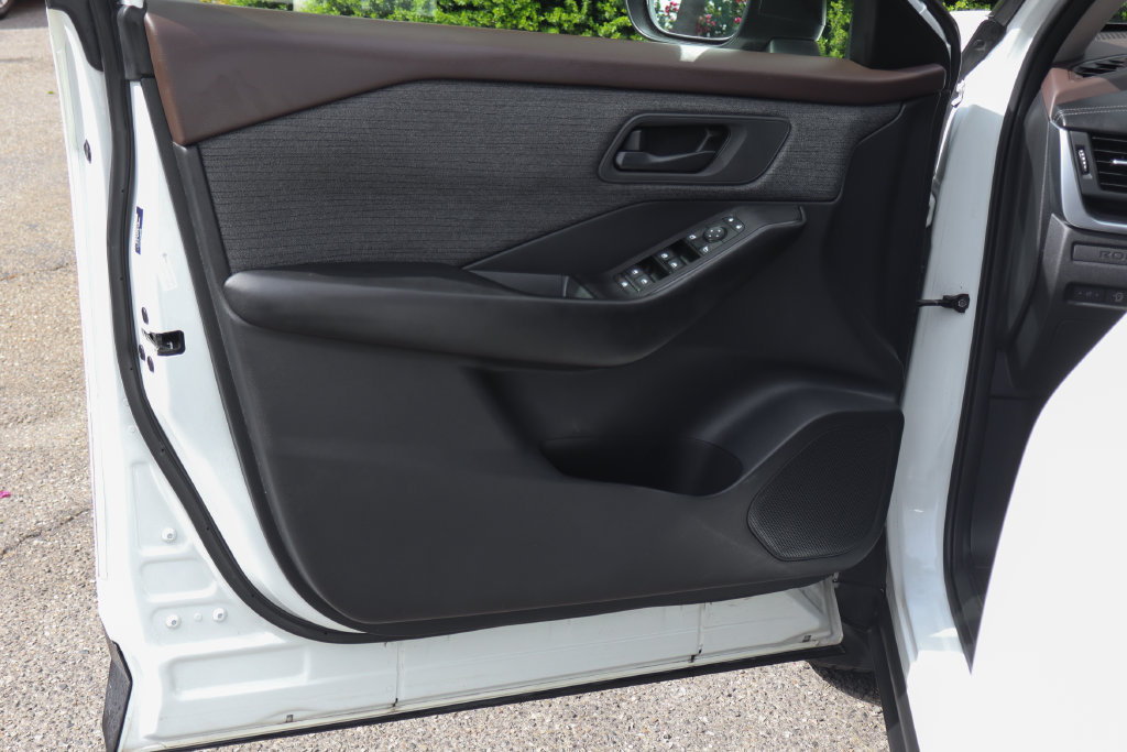 Used 2023 Nissan Rogue S FWD image 17