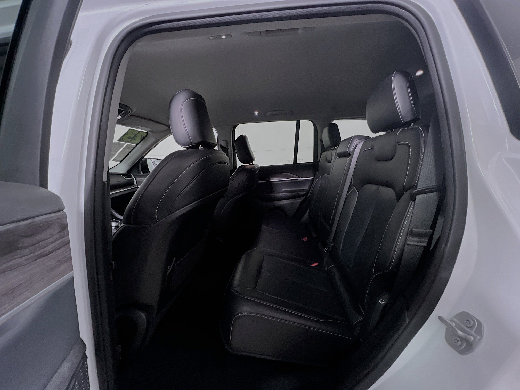 Used 2023 Jeep Grand Cherokee Limited image 29