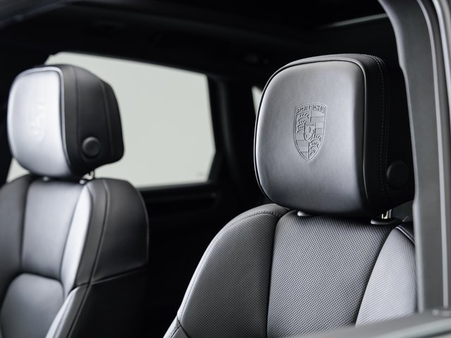 Certified 2025 Porsche Macan AWD/4WD image 10
