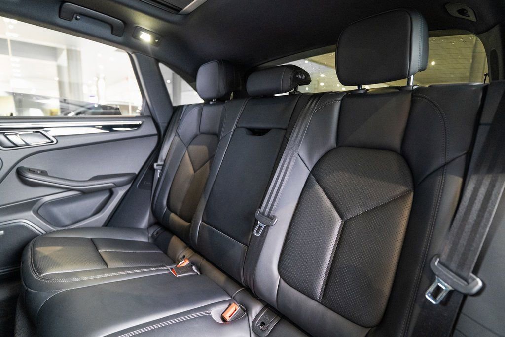 Certified 2025 Porsche Macan image 36
