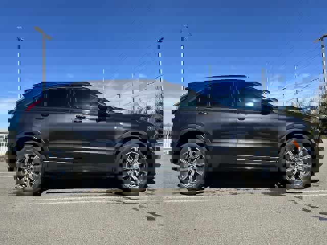 Used 2023 Cadillac XT4 Sport image 3