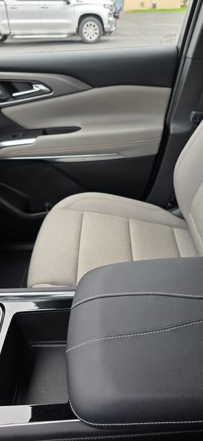 Used 2025 Chevrolet Traverse LT FWD image 25